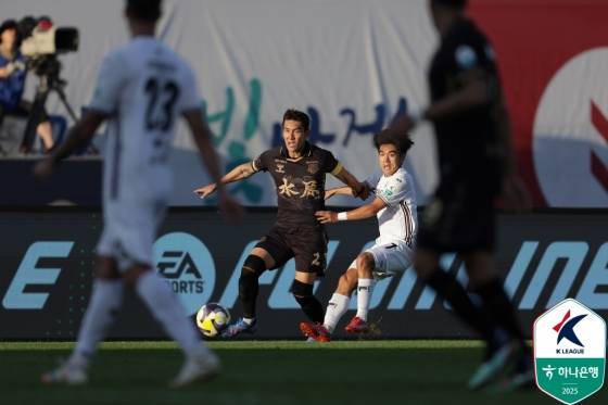 이용(가운데)과 김대원(오른쪽)이 21일 오후 4시 30분 수원종합운동장에서 열린 하나은행 K리그1 2025 30라운드 경기 중 경합하고 있다. /사진=한국프로축구연맹 제공