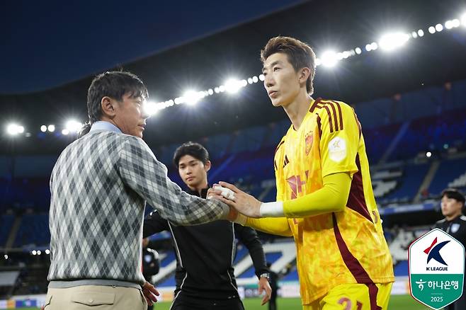 FC안양과 경기가 끝난 뒤 신태용(왼쪽) 울산HD 감독과 골키퍼 조현우가 손을 잡고 있다. /사진=한국프로축구연맹 제공
