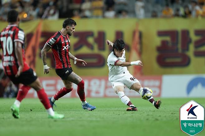 킥을 시도하는 심싱민(오른쪽). /사진=한국프로축구연맹 제공