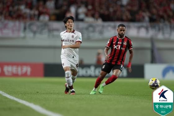 심상민(왼쪽)과 안데르손. /사진=한국프로축구연맹 제공