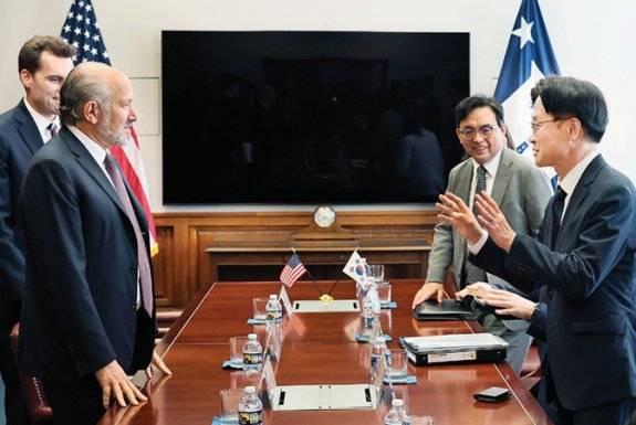 김정관 산업통상자원부 장관(오른쪽)이 7월 24일(현지 시간) 미국 워싱턴DC 상무부 회의실에서 하워드 러트닉 미 상무장관과 면담을 하고 있다. 산업통상자원부 제공&nbsp;