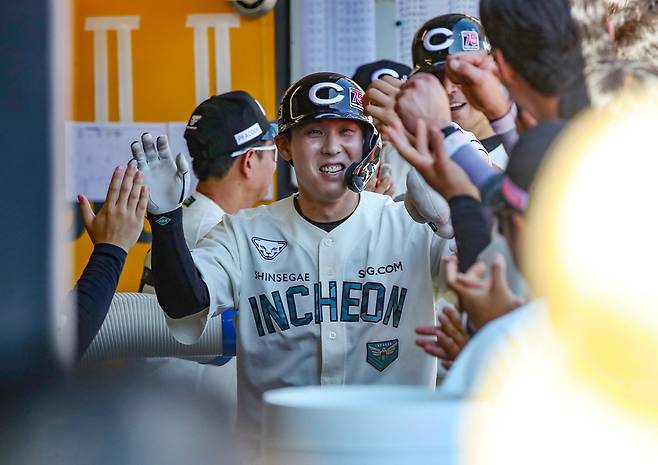 SSG 랜더스 외야수 김성욱이 21일 인천 SSG랜더스필드에서 열린 2025 신한 SOL Bank KBO리그 두산 베어스와의 팀 간 14차전에서 2회말 2점 홈런을 기록했다. 사진 SSG 랜더스