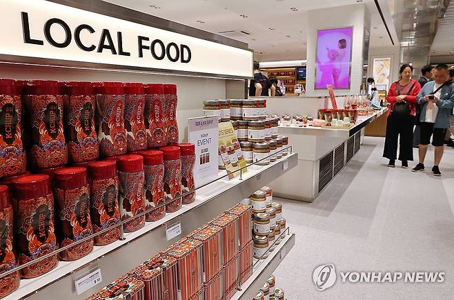 케이푸드 존 마련된 신세계면세점 명동점 (서울=연합뉴스) 이재희 기자 = 18일 서울 중구 신세계면세점 명동점  케이-컬처 복합 쇼핑 공간에서 외국인 관광객들이 리뉴얼된 공간을 살펴보고 있다. 이곳은 초콜릿, 스낵, 지역 특산품 등 식품 체험 공간인 '테이스트 오브 신세계'와 방탄소년단 굿즈와 앨범 판매 공간, 카카오프렌즈, 잔망루피 등 인기 캐릭터 중심의 기프트존 등을 함께 구성했다. 2025.7.18 scape@yna.co.kr