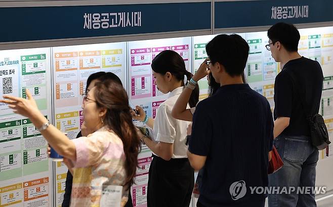 내 일자리는 어디에 9월 16일 서울 강서구 코엑스 마곡에서 열린 '제8회 항공산업 잡 페어(취업 박람회)'를 찾은 구직자들이 채용공고 게시대를 살펴보고 있다. [연합뉴스 자료사진]