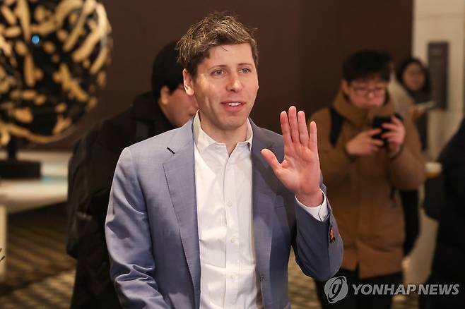 손 인사하는 샘 올트먼 오픈AI CEO (서울=연합뉴스) 황광모 기자 = 샘 올트먼 최고경영자(CEO)가 4일 오전 중구 더 플라자 호텔에서 열린 카카오 미디어데이에 참석하기 전 취재진과의 인터뷰를 갖고 손 인사를 하고 있다. 2025.2.4 hkmpooh@yna.co.kr