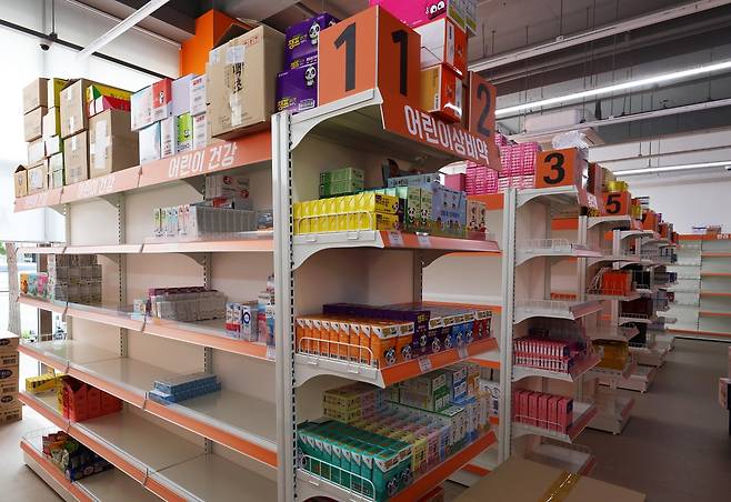 개점 준비 중인 창고형 약국 (광주=연합뉴스) 조남수 기자 = 대형마트 방식으로 의약품을 진열 판매하는 창고형 약국은 소비자 선택권 확대라는 긍정적 반응과 함께 의약품 유통 질서를 해칠 수 있다는 우려가 동시에 제기되고 있다. 사진은 지난 19일 광주 서구 쌍촌동에서 개업 준비 중인 한 창고형 약국 내부 모습. 2025.9.21 iso64@yna.co.kr