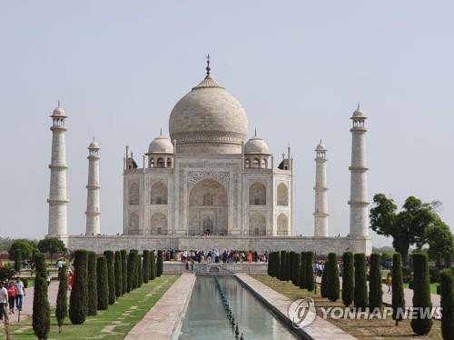 인도 타지마할 무굴제국 황제 샤자한이 숨진 아내를 위해 만든 무덤. 무굴제국의 당시 국력을 보여주는 상징이다.
[연합뉴스 자료사진]