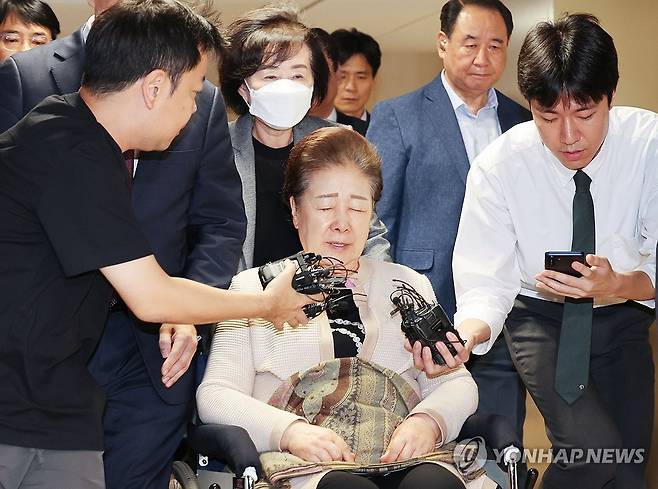 특검 조사 마치고 귀가하는 한학자 총재 (서울=연합뉴스) 서명곤 기자 = 한학자 통일교 총재가 17일 서울 종로구 KT광화문빌딩에 마련된 민중기 특별검사팀 사무실에서 조사받고 귀가하고 있다.
    한 총재는 통일교 전 세계본부장 윤모씨(구속기소)와 공모해 2022년 1월 권성동 국민의힘 의원에게 윤석열 정부의 통일교 지원을 요청하며 정치자금 1억원을 전달한 혐의를 받는다.
    같은 해 4∼7월에는 '건진법사' 전성배씨를 통해 김건희 여사에게 고가 목걸이와 샤넬백을 건네며 교단 현안을 청탁한 데 관여한 혐의도 있다. 2025.9.17 seephoto@yna.co.kr