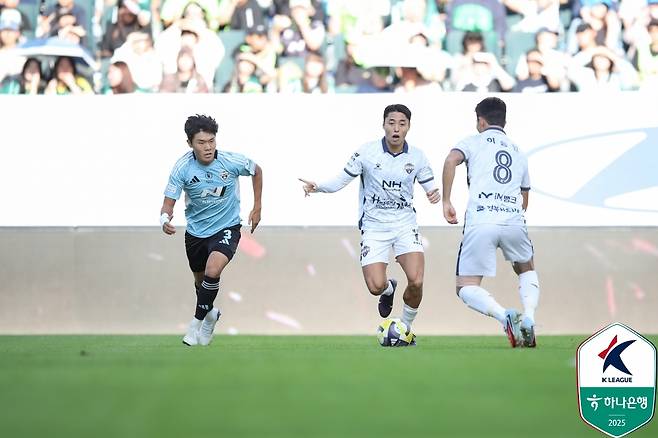 전북과 경기를 뛰는 김천 이동준(가운데). [한국프로축구연맹 제공. 재판매 및 DB 금지]