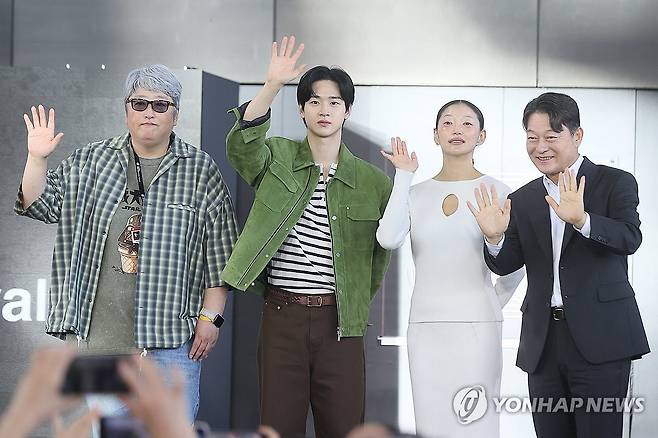 부산국제영화제 '사마귀 : 살인자의 외출' 야외 무대 인사 (부산=연합뉴스) 류효림 기자 = 변영주 감독, 배우 장동윤, 이엘, 조성하가 21일 부산 해운대구 우동 영화의전당에서 열린 제30회 부산국제영화제 '사마귀 : 살인자의 외출' 야외무대인사에서 관객들에게 인사하고 있다. 2025.9.21 ryousanta@yna.co.kr
