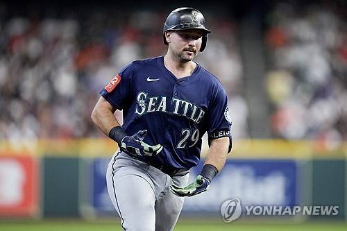 시즌 57호 홈런을 날린 칼 롤리  [AP=연합뉴스]