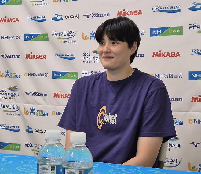 인터뷰하는 현대건설 김희진 (여수=연합뉴스) 김경윤 기자 = 현대건설 미들블로커 김희진이 21일 전남 여수 진남체육관에서 열린 2025 여수·NH농협컵 프로배구대회 흥국생명과 개막전을 마친 뒤 인터뷰하고 있다. 2025.9.21. cycle@yna.co.kr