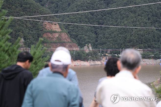 오봉저수지 구경하는 시민들 (강릉=연합뉴스) 류호준 기자 = 21일 강원 강릉시 주요 상수원인 오봉저수지 상류 인근에서 시민들이 저수지를 쳐다보고 있다. 2025.9.21 ryu@yna.co.kr