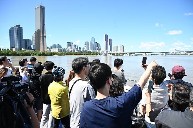 한강버스에 탑승해 시내 풍경을 바라보는 시민들  [서울시 제공. 재판매 및 DB 금지]