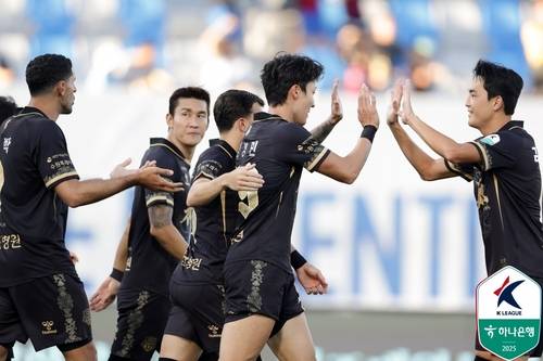 강원의 자책골로 앞서가자 기쁨을 나누는 수원FC 선수들. [한국프로축구연맹 제공. 재판매 및 DB 금지]