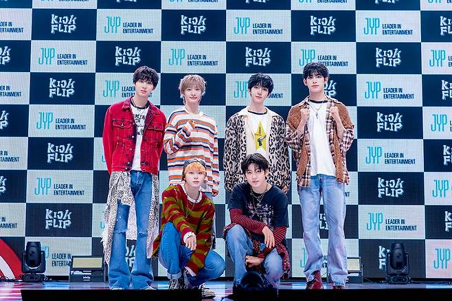 킥플립 (왼쪽 위부터 시계방향_주왕, 동화, 동현, 민제, 계훈, 케이주)/ 사진 제공=JYP엔터테인먼트