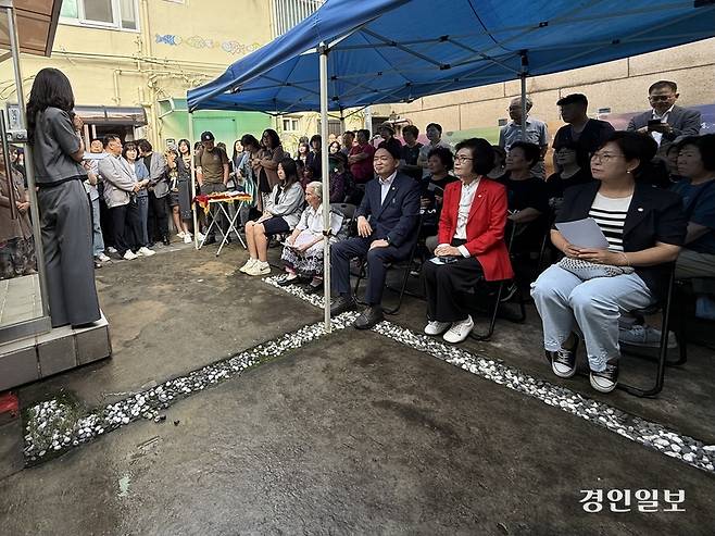 지난 16일 오후 4시 30분 우리미술관 전시관 앞마당에서 마을 주민과 각계 인사들이 참여한 가운데 미술관 10주년 기념전 개막식이 진행되고 있다. 2025.9.16 /박경호기자 pkhh@kyeongin.com