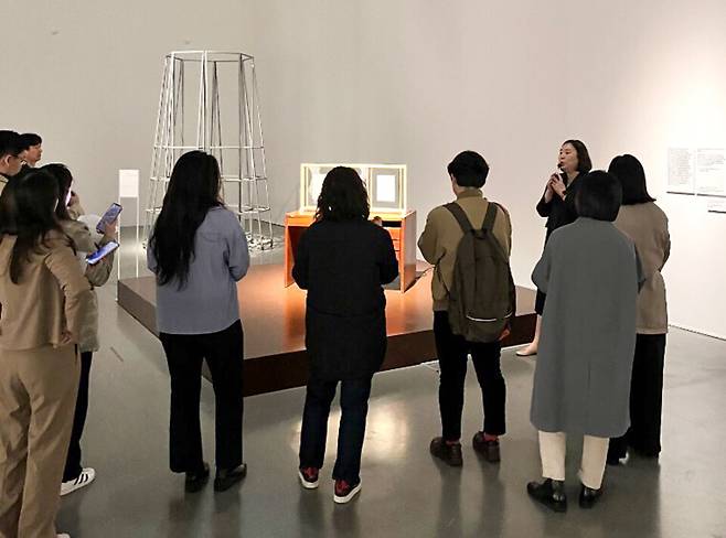 ▲&nbsp;경기도미술관은 큐레이터 투어로 관객 참여형 프로그램을 진행한다./사진제공=경기문화재단