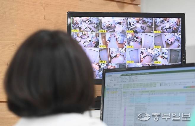 수원시 경기도의료원 수원병원에서 의료진이 환자들이 치료 받고 있는 병동을 CCTV로 확인하고 있다. 중부포토DB