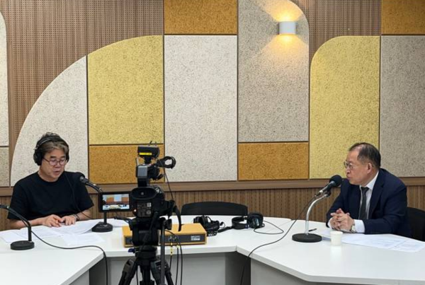 유동현 앵커(왼쪽)와 최정철 인하대 교수 2025.09.22 [경인방송DB]