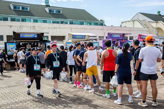 한돈 도시락을 받기 위해 푸드트럭존에 길게 줄 선 참가자.