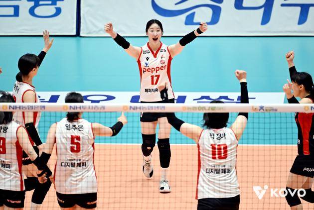 21일 여수 진남체육관에서 열린 2025 여수·NH농협컵 프로배구대회에서 AI페퍼스 고예림이 서브 에이스에 성공한 뒤 동료들과 기뻐하고 있다. <KOVO 제공>