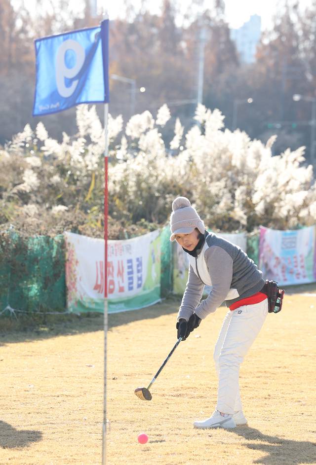 마전파크골프장에서 퍼팅을 하고 있다./전북일보 자료사진