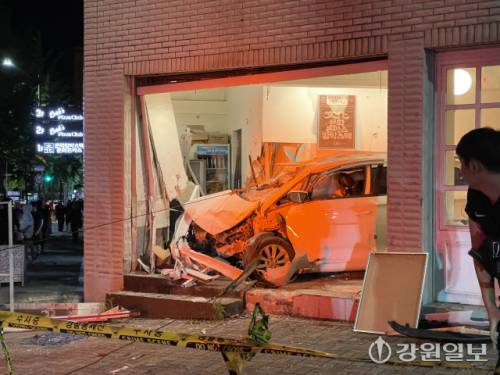 ◇지난 21일 오후 8시18분께 춘천시 효자동 강원사대부고 인근에서 A(37)씨가 몰던 카렌스 승용차가 음식점으로 돌진했다. 이 사고로 A씨와 동승자 B(37)씨가 다쳐 병원으로 이송됐다. 사진=손지찬 기자