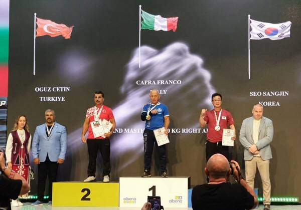 김해시청 공무원 서상진 씨가 지난 10~22일 불가리아에서 열린 세계팔씨름대회에 참가해 그랜드마스터(50대) 70kg급 오른팔 부문 3위에 올랐다. / 김해시