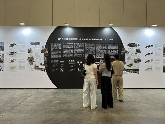 지난 17~21일 벡스코에서 열린 ‘2025 부산국제건축제’ OMA 특별전 모습. 김은영 기자 key66@