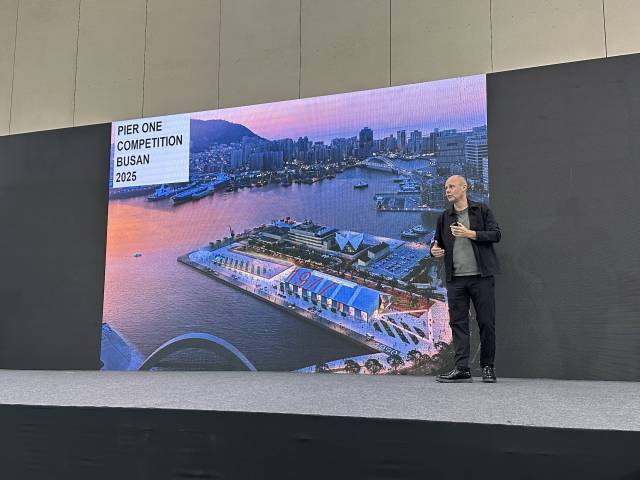 지난 17일 부산 벡스코에서 열린 '2025 부산국제건축제’를 찾은 OMA 파트너 크리스 반 두인 건축가가 초청 강연을 하고 있다. 김은영 기자 key66@