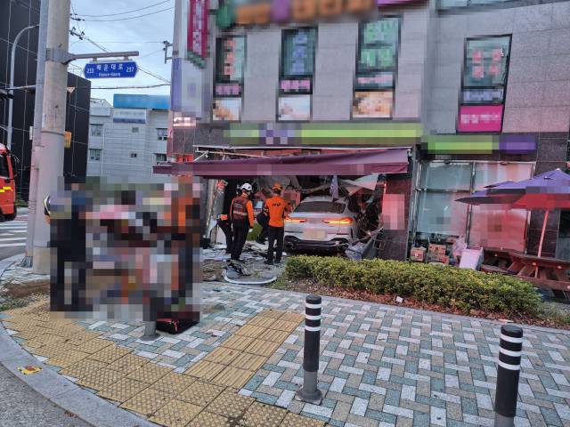 22일 오전 6시 6분께 부산 해운대구 재송동의 한 교차로에서 SUV 차량이 편의점으로 돌진해 2명이 다쳤다. 부산 해운대경찰서 제공