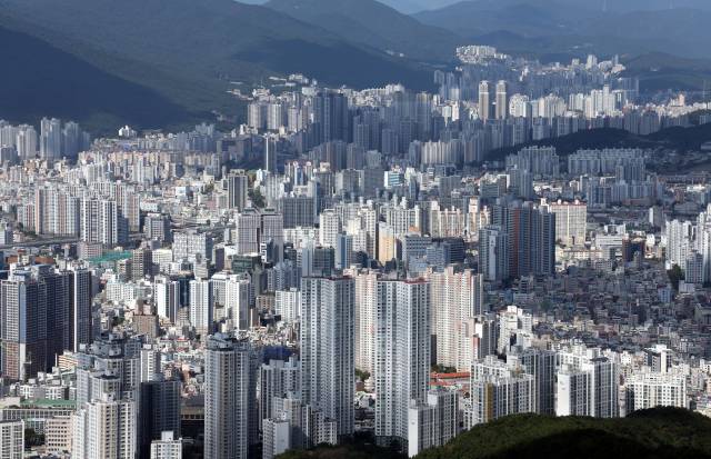 부산 황령산 전망대에서 바라본 부산 연제구와 동래구 일대. 부산일보DB