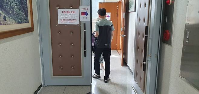▲ 22일 오전 민생소비쿠폰 2차 지급일 첫날, 포항시 남구 대이동사무소에 쿠폰 신청을 위해 방문하는 시민. 황영우 기자