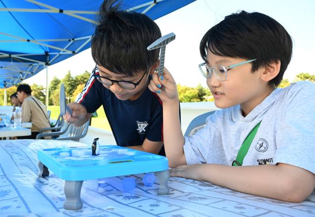 20일 창원시 성산구 용지문화공원에서 열린 제8회 전국 버스킹 페스티벌에서 어린이들이 보드게임을 하고 있다./김승권 기자/