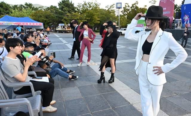 부산과학기술대학교 시니어연기모델과 ‘런웨이 동아리‘ 학생들이 패션쇼룰 선보이고 있다./김승권 기자/