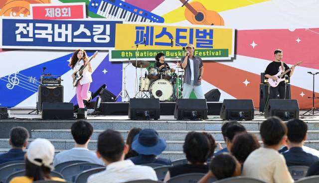 KBK Uglys(국빈관 진상들) 밴드가 공연을 하고 있다./김승권 기자/