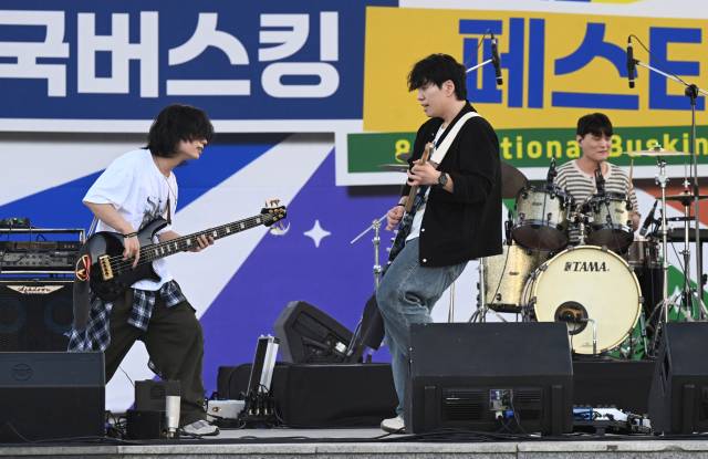 마그(Mag) 밴드가 공연을 하고 있다./김승권 기자/