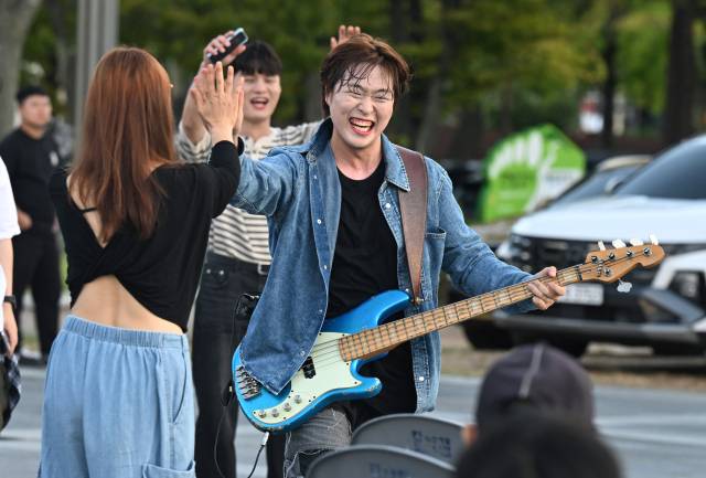 20일 창원시 성산구 용지문화공원에서 열린 제8회 전국 버스킹 페스티벌에서 하즈(Hase) 밴드가 무대로에서 내려와 공연하고 있다./김승권 기자/