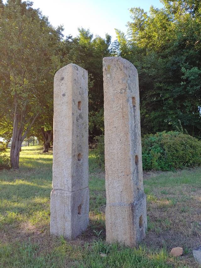 경주 낭산의 사천왕사지 당간지주.