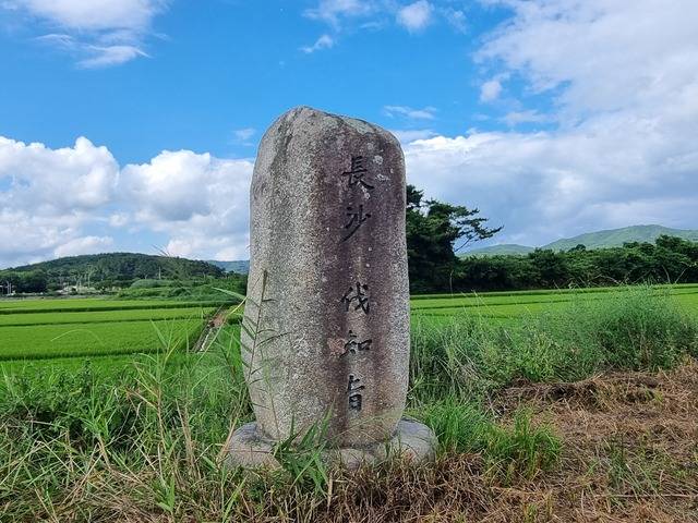 박제상의 부인에 얽힌 설화 벌지지 석주와 뒤의 망덕사지.