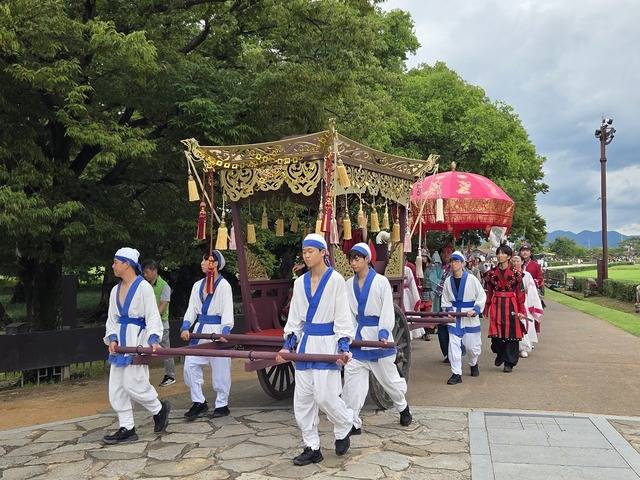 매주 토요일과 일요일 첨성대 일원에서 진행되고 있는 선덕여왕 행차 시연 장면.