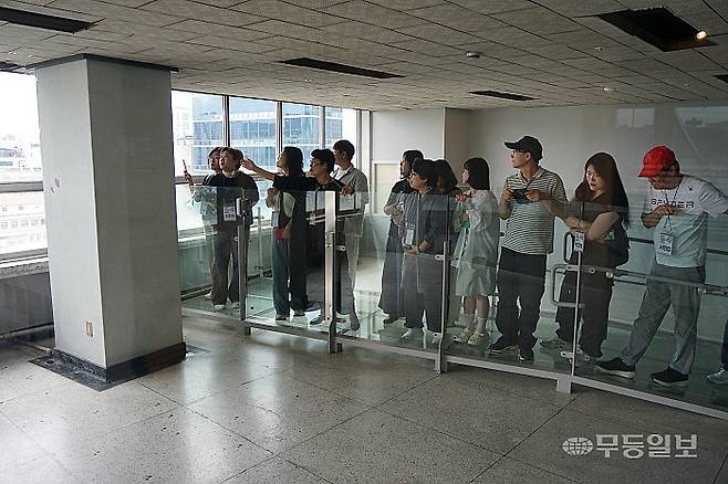 19일 오후 교류투어 참가자들이 전일빌딩245에서 헬기 사격 흔적을 살펴보고 있다.