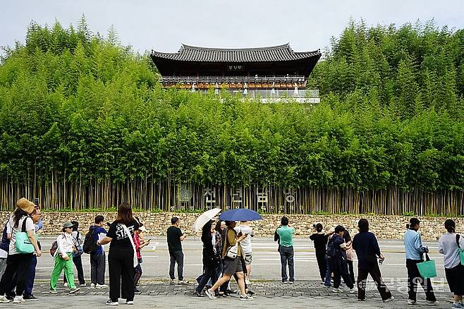 20일 오전 교류투어 참가자들이 영호남박람회장으로 이동하던 중 죽녹원 봉황루를 촬영하고 있다.
