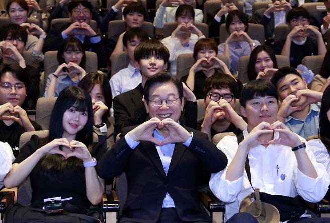 이재명 대통령이 19일 서울 마포구 구름아래 소극장에서 열린 2030 청년 소통·공감 토크콘서트에서 참석자들과 기념촬영을 하고 있다.(사진=연합뉴스)