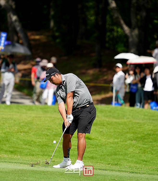 김찬우가 1번홀 페어웨이에서 정확한 샷으로 공을 쳐내고 있다. (사진=이데일리 골프in 김상민 기자)