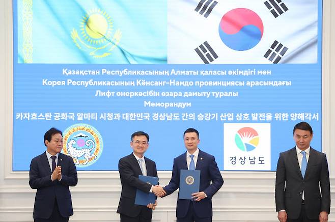 한국기계전기전자시험연구원(KTC)은 카자흐스탄 현지에서 안성일 KTC 원장(왼쪽에서 두번째)이 참석한 가운데 다자간 업무협약(MOU)을 맺고 경상남도-카자흐스탄 승강기 산업 상호 발전 및 우리 기업들의 중앙아시아 진출 지원에 나섰다. (사진=한국기계전기전자시험연구원)