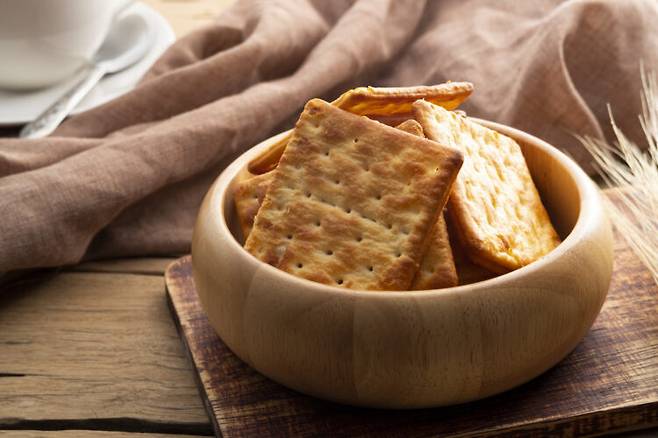 저칼로리 과자는 칼로리가 낮아 보여도 배고픔을 더 키워 결국 과식을 부를 수 있다. [사진=게티이미지뱅크]