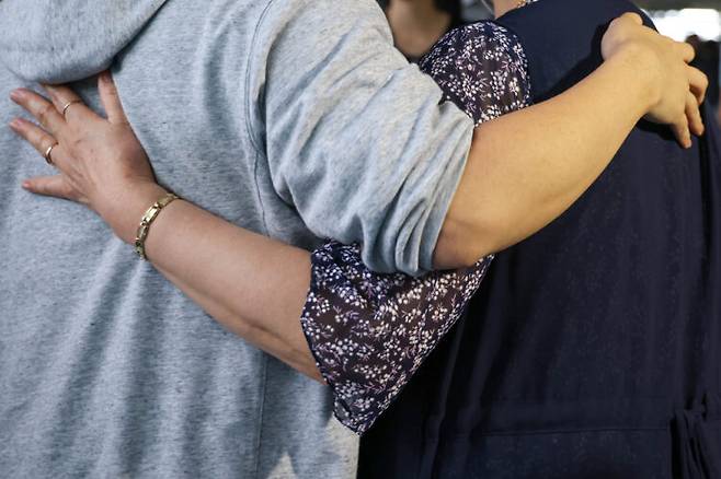 미국 이민당국에 의해 조지아주에 구금됐던 한국인 근로자가 9월 12일 인천국제공항 제2여객터미널 주차장에서 가족과 상봉하고 있다. 사진=연합뉴스