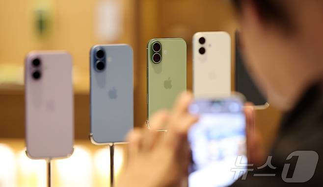 19일 오전 서울 중구 명동 애플스토어에서 한 시민이 이날 출시된 애플의 스마트폰 '아이폰17' 기본 모델을 살펴보고 있다. 2025.9.19/뉴스1 ⓒ News1 김진환 기자
